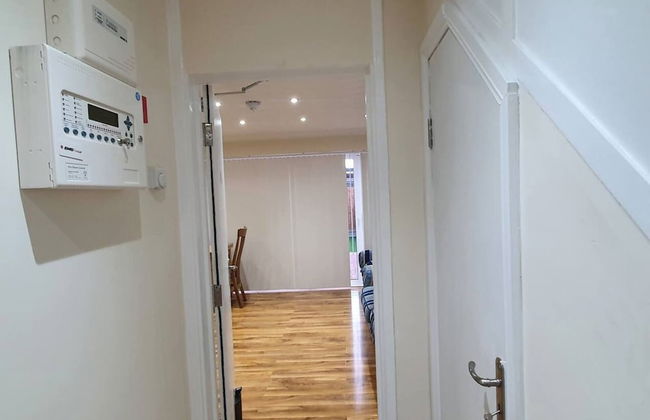 Lovely 5-bed House in Essex - Photo 18