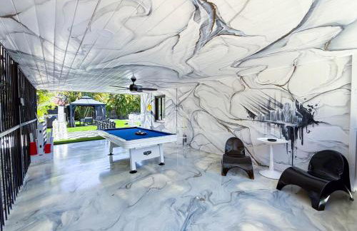 The LuxeLanding MIA- Swimming pool, Oasis Lounge, Mini Golf, BBQ and Hibachi Grill , and Outdoor Games - Photo 4