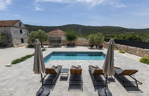 Villa Bosilen with private pool, near Trogir, Split airport, quiet area, family villa - Photo 3