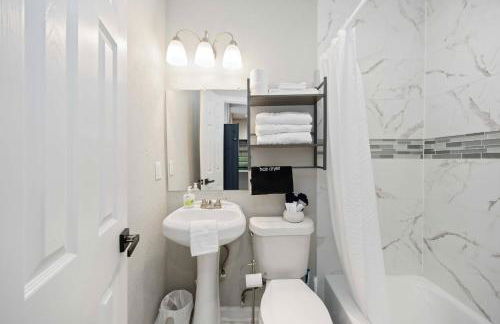 Steps from the Best of the Heights-Modern Comfort! - Foto 13