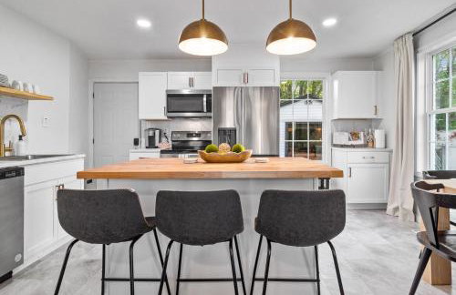 Game Room and Huge Yard with Fire Pit Yard Games and BBQ Near UE and Downtown - Foto 25