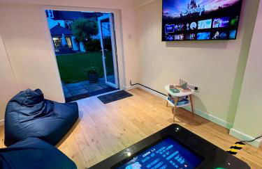 Luxury Family Home in Central Windsor with Large Garden, Games Room, Office, Parking & Pet-Friendly - Photo 24