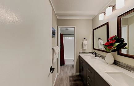 Slopeside & Spacious Home WITH Parking - Foto 17