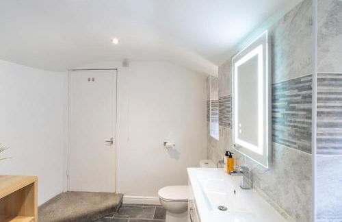 Newly-renovated, mid-terrace cottage in Porthmadog - Photo 43