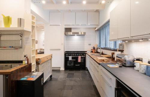 Stunning 6 Bedroom with Swimming Pool & Sauna! - Foto 82