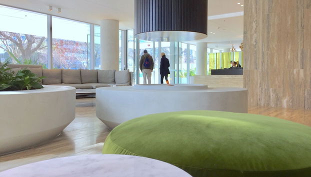 Coin salon dans le hall