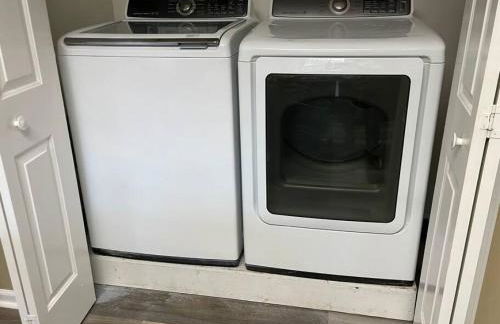 NEW King Beds, 86 inch RokuTV, and Massage at the Comfort Haven - Foto 4