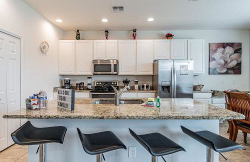 4BR Bella Vida Lakeview Pool Townhome - Photo 4