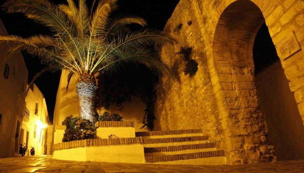 Free tour de los misterios y leyendas de Vejer - Foto 4, Murallas de Vejer de la Frontera al anochecer