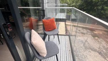 #22 Lux & Stylish 2 bed 2 bath Apart w balcony 11 - Near Cannon Hill Park - Sleeps 4 - Perfect for contractors and families - Free parking - Foto 2