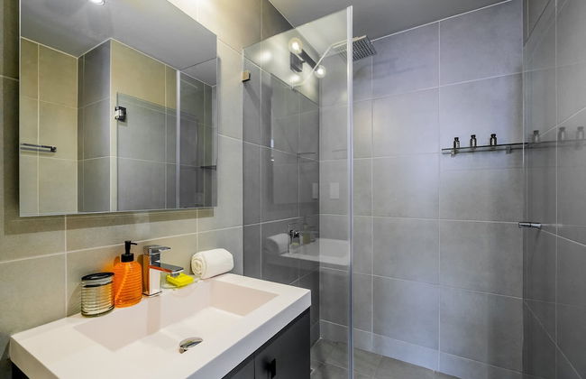 w Majestic 1BR w Great Pool in Centriqo - Foto 26