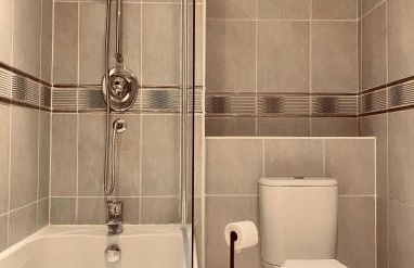 Wolverhampton Apartment with Free Parking 1 minute from the train station - Foto 15