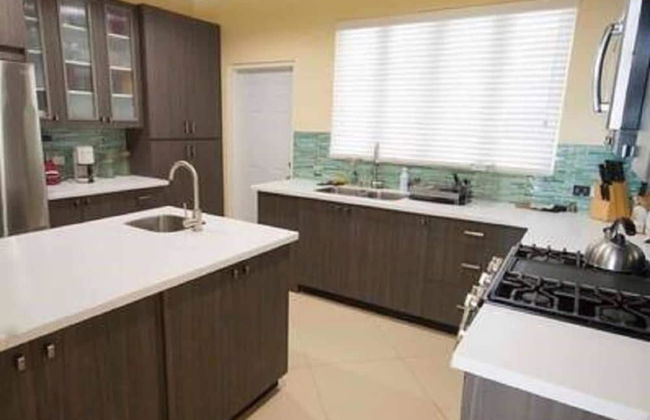 Je Suis Jamaica - 4 B R Beachfront Villa w Staff - Photo 5