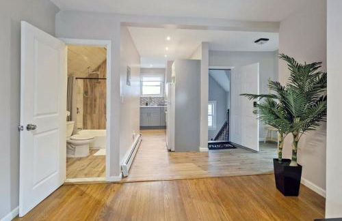 Modern 2BR Near NYC with Free Parking and Workspace - Foto 17