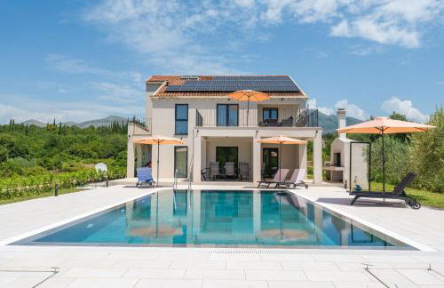 Green & Blue Five Bedroom Villa with Private Pool and Complete Privacy - Photo 6