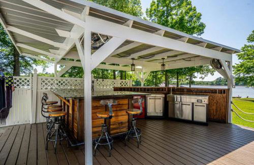 Ultimate Family Fun Lakehouse with pool and dock - Foto 23