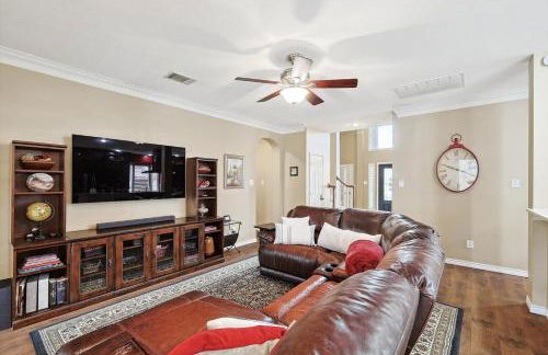 DFW Getaway - 4 Bedrooms Pool Oasis Media Room - Photo 9