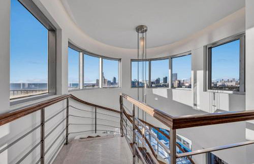 Crown Jewel of Ocean Drive- 2 story Penthouse, 4 Bedrooms & Private rooftop spa - Foto 8