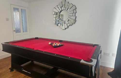 Stylish & Cosy Home in Bridgend with free parking - Photo 43