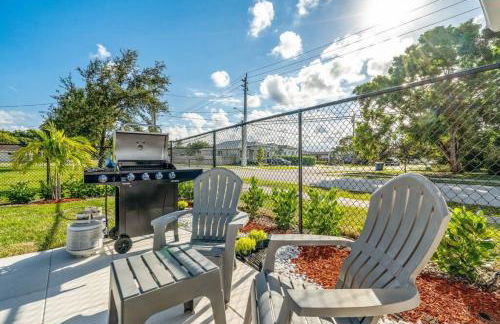 Roxanas 3bed 2bath Home with Modern Interior and BBQ Backyard - Photo 13