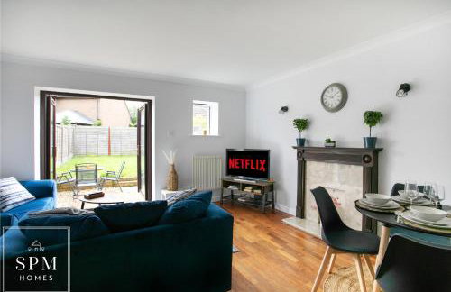 Large 3 Bed House - Long Stays Welcome - Smart TVs in Each Bedroom - Parking - Wifi - Foto 7