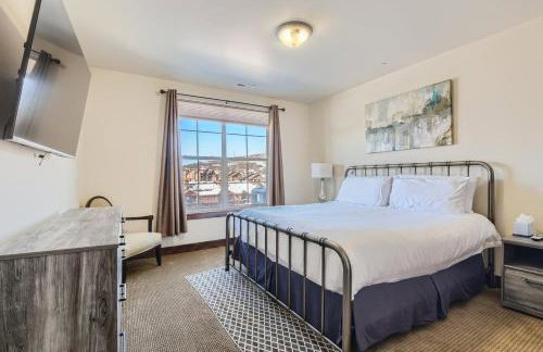 Private Hot Tub, Close to Resorts - Private Hot Tub - Close to PC, Mountain Mansion Family Getaway - Photo 23