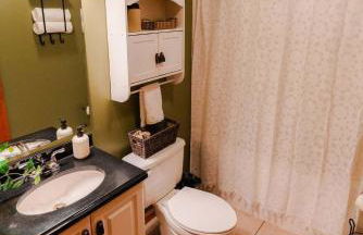 Cheerful Two Bdrm Cabin with Hot Tub & Pet Friendly - Foto 25