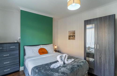 "Furnished Rentals Direct" DominionHouse cul-de-sac Home for 6 people in Anfield near LFC, Goodison Park, Free Street Parking, Suits Travellers, contractors and Family, Near Football action and 10 minutes drive to Liverpool City Centre - Foto 1