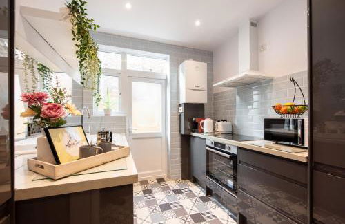 Victorian 2 Bedroom Flat, King Beds, Free WiFi, Near Shops & Transport, E17 - Foto 12