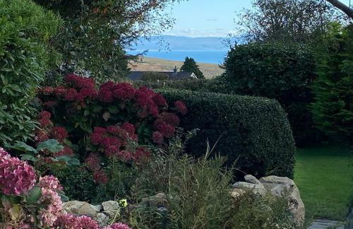 Delightful 3 bed cottage with hot tub & sea views. - Photo 38