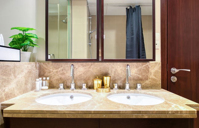 Maison Privee - Radiant Urban Retreat with Iconic Burj Khalifa Vws - Photo 18