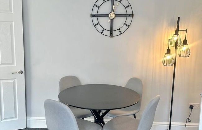 Large Five Bedroom Home with parking - Foto 36