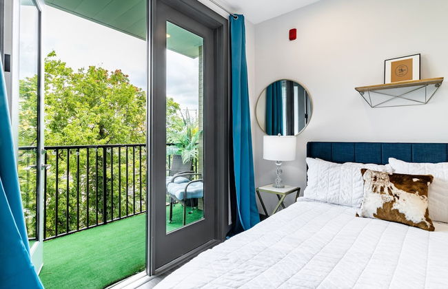 Lindsley by Avantstay Balcony Modern Design A Downtown Location - Photo 4