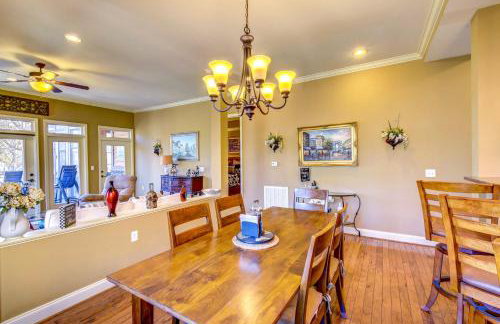 West Union Townhome with Patio and Lake View - Foto 6