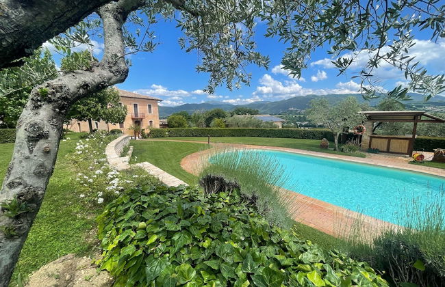 Spoleto Tranquilita Sleeps 20 With Wifi Pool Yoga Studio Gardens and Views - Photo 59