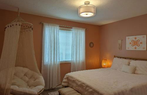 Contemporary 2-Bedroom Close to Downtown, Dining - Photo 11