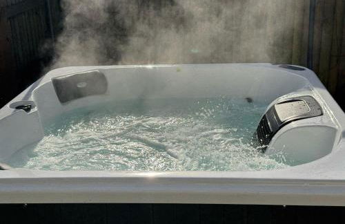 3 Bed house near Tenby with Hot Tub - Photo 1