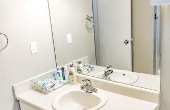 Rest Easy Retreat - 2BR Near SHSU - Pool - WiFi - Free Parking - Foto 6