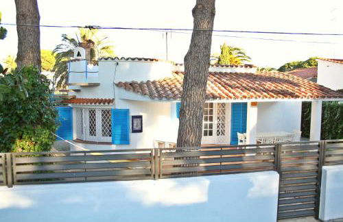 Superb Seafront Villa - Photo 2