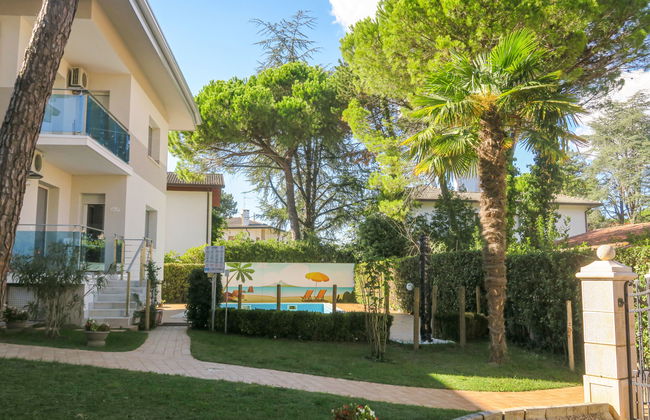 2 bedroom Apartment in Lignano Sabbiadoro with swimming pool and garden - Photo 16