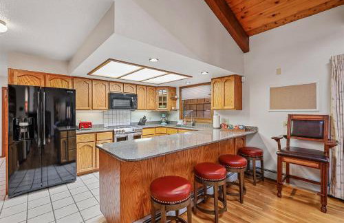 Pristine Cabin on Wooded Lot. Fantastic Location Pool Table - Foto 15