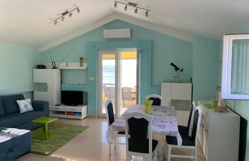 Beachfront Apartment Live - Photo 16