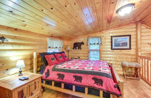 Backyard and Porch Rural Cosby Log Cabin! - Foto 15