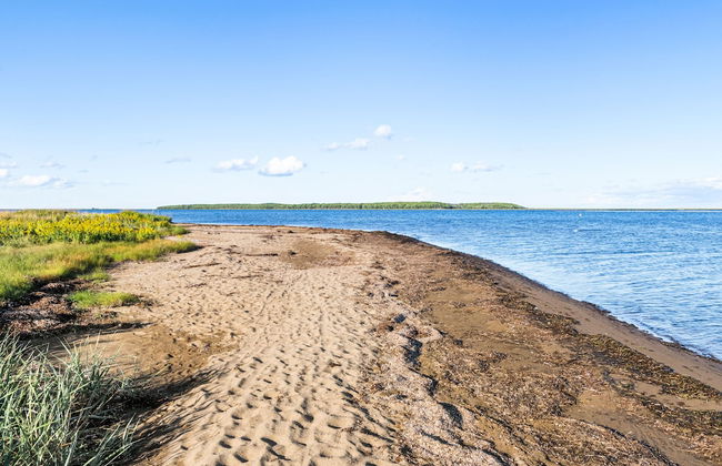 Cozy and Modern Oceanview Cottage With hot Tub - Photo 20