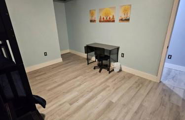 King Bed Outdoor Fireplace Seconds From Highway - Foto 17