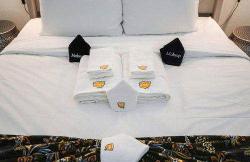 Mountain View 2BR 1 Bath Retreat with Private Lanai - Photo 34