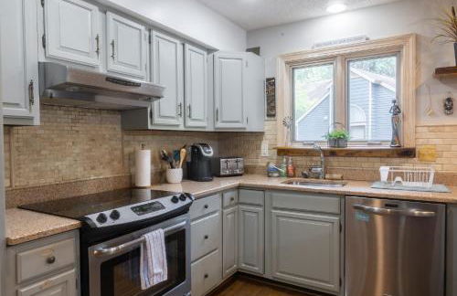 Pet-Friendly Beach Getaway, Relax by the Bay! - Foto 25