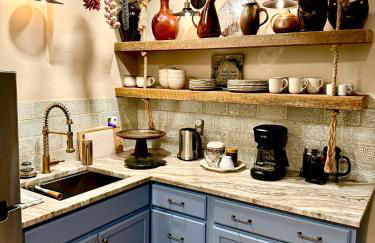 Historic Adobe 1 acre compound ultimate Santa Fe immersion Classic & Dreamy - Foto 12