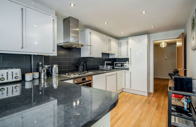 Beautiful Central Windsor Apartment - Photo 9