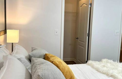 Bright Spacious Renovated Home Master on Main - Foto 34